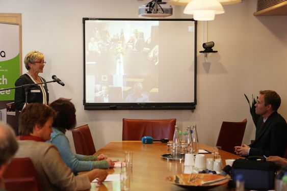 Kommunal- og regionalminister Liv Signe Navarsete t.v og daglig leder i Seevia t.h. I midten VideoNors kontor på videokonferanse fra Måløy.