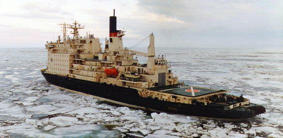 NY JOBB: Atomisbryteren Vaygach i isen i Karahavet. I vinter måtte denne båten også assistere skipsfarten i Finskebukten. Det var første gang en atomisbryter var i arbeid utenfor arktis.