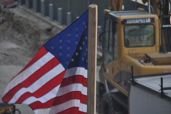 STOLT: Et amerikansk flagg vaier i vinden. Ground Zero må være den byggeplassen i verden med flest flagg. Men det faktum at Freedom Tower ble omdøpt til One World Trade Center, kan tyde på at patriotismen har avtatt noe siden 2001.