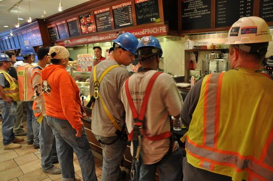 Essex World Café i Liberty Street er det mest populære lunsjstedet for anleggsarbeiderne. Hamburgere og penger skifter eier i et ufattelig tempo.