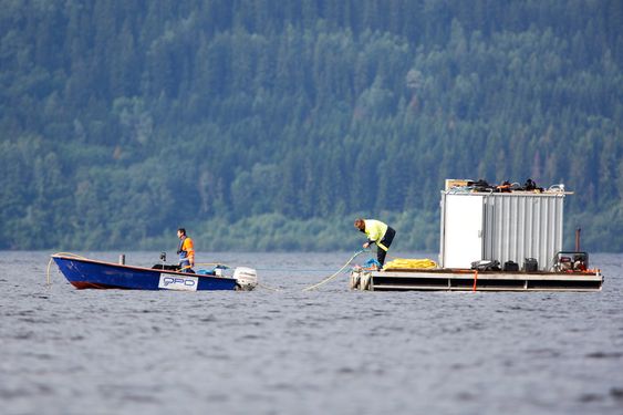 Det ble søndag gjennomført søk med mini-ubåt i vannet rundt Utøya. Det søkes fortsatt etter savnede på utøya etter fredagens massakre.