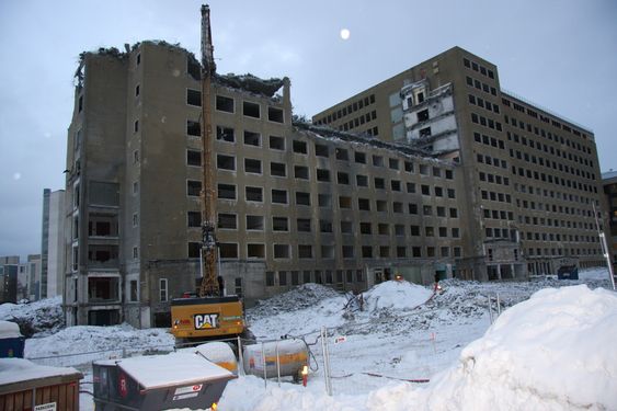 RIVES: Den gamle høyblokken på St. Olavs Hospital er på vei ned. Det er krevende å rive på et sykehusområde der både støy og støv må holdes på et absolutt minimum.