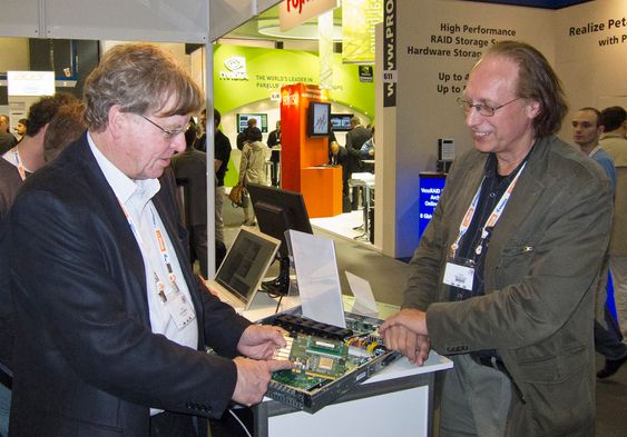 I MÅL:Endelig kan Kåre Løchsen (t.v.) og Einar Rustad i norske Numascale glede seg over at teknolgien for å å koble sammen hukommelsen til datamaskiner er klar.