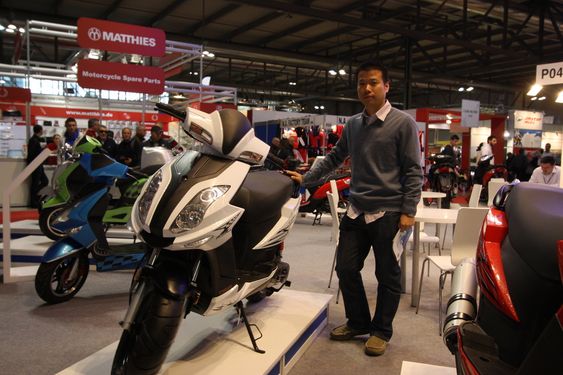 KOMMER STERKT: Kinesiske Sonic Motor Technology vil ha en bit av den europeiske mc-kaken. Salgsdirektør Roy Luo lover større og mer moderne sykler for et kresent europeisk  publikum.