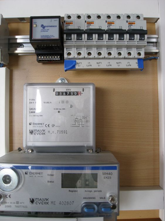 FOR TREG: førstegenerasjons AMS som Malvik Everk monterte fra 1999 til 2002. Basert på kommunikasjon på høy (22 kV) og lavspentnettet. Denne form for kommunikasjon er for treg til å samle inn timeverdier hvert døgn fra alle kundene.