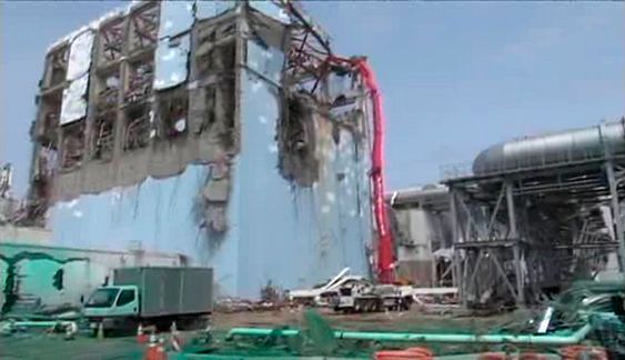 En betongbil pumper vann inn i bassenget for brukt atombrensel i reaktor 4 ved Fukushima Daiichi kjernekraftverket i Japan.