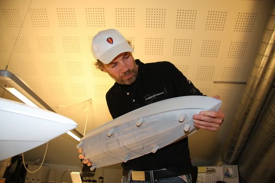 MODELL: Bård Eker viser modell av den første båten han designet med step-skrog.