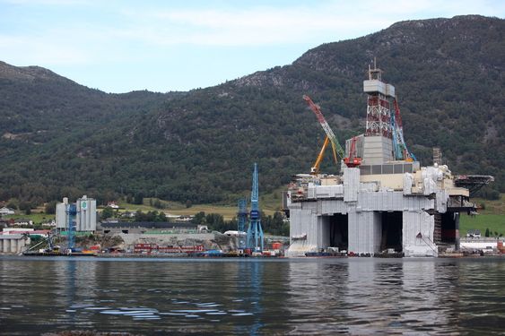Oljeplattformer oppgraderes ved Westcons anlegg i Ølensvåg øst for Haugesund.