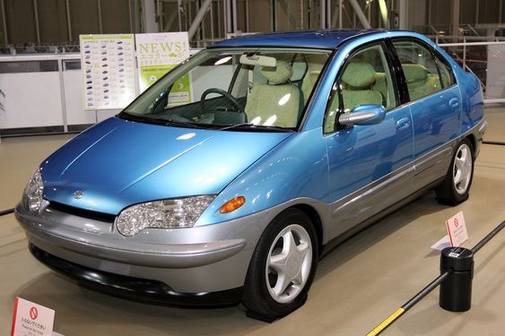 PRIUSPROTOTYPEN: Teknologen i Katsuhiko Hirose innrømmer uoppfordret at prototypen på Toyota Prius, vist fram første gang i 1996, er "veldig stygg". Men den hybride drivlinja var vakker.