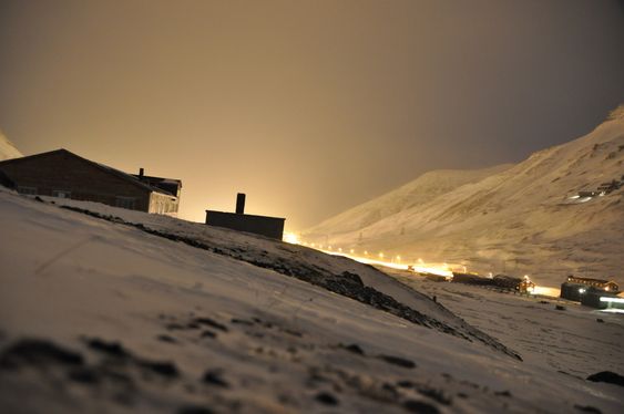 GRÅTT: Dette bildet er tatt fra Sverdrupbyen mot Longyearbyen i desember i år, og man ser tydelig hvordan den grå skyen fra Energiverket ligger over Longyeardalen.