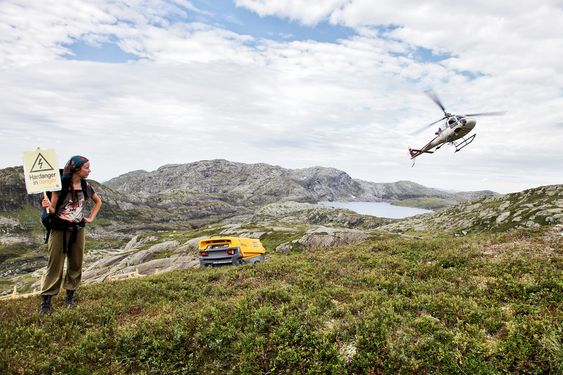 MYE HELIKOPTER: Statnett og den kroatiske entreprenøren Dalekovod er avhengig av helikopter for nesten alt de skal gjøre på Ålviksfjellet, som ligger over to timers gange fra nærmeste bilvei. Dermed blir de også veldig sårbare for aksjonister.