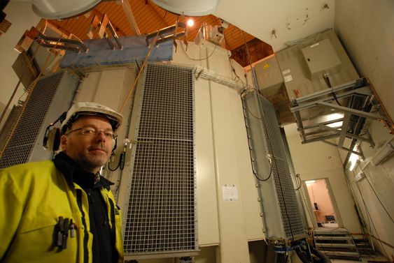 Kraftverksjef Karl Svein Thorrud ved Svartisen kraftverk viser fram statoren til det nye aggregatet.