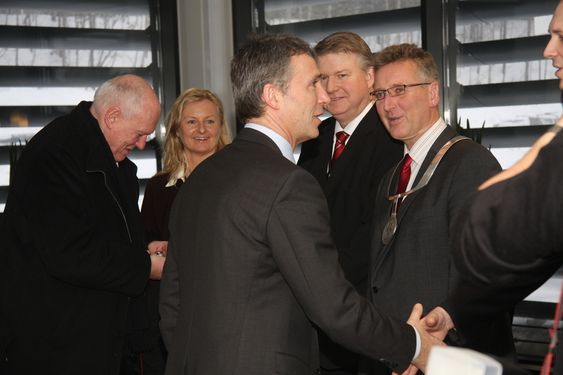Statsminister Jens Stoltenberg på besøk hos FMC Technologies på Kongsberg sammen med Roar Flåthen den 11. februar 2011. Andre på bildene er Ann Christin Gjerdseth, FMC, og Ragnar Rud, FMC.