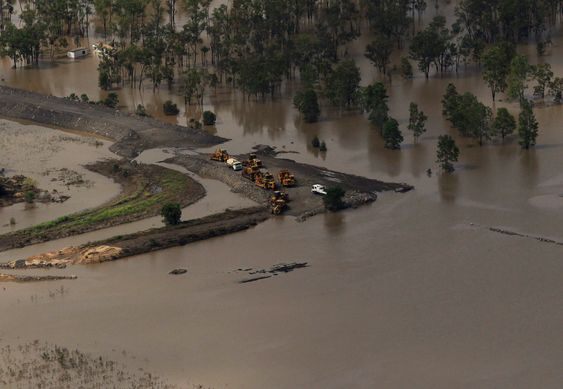 Kullindustrien rammes hardt av flommen i Queensland, Australia.Bildet viser en kullgruve i Baralaba omringet av flomvann 2. januar 2011.