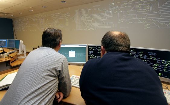 ENESTÅENDE INTEGRASJON: Ved siden av seks togsimulatorer er det bygget tre trafikksimulatorer som er fullskalamodeller av fjernstyringssystemene på strekningen Drammen-Eidsvoll.