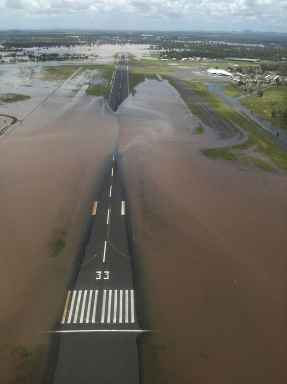 Flomvannet dekker deler av rullebanen på flyplassen i Rockhampton, 520 km nord for Brisbane, Queensland i Australia. Bildet er tatt 2. januar 2011.