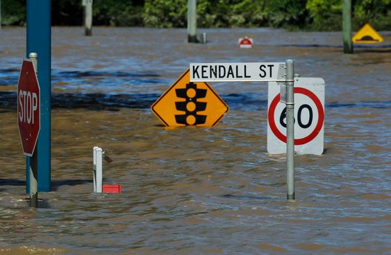 Flomvannet i Queensland, Australia, dekker et område større enn Frankrike og Tyskland tilsammen.Her fra en gate i Bundaberg, 31. desember 2010.