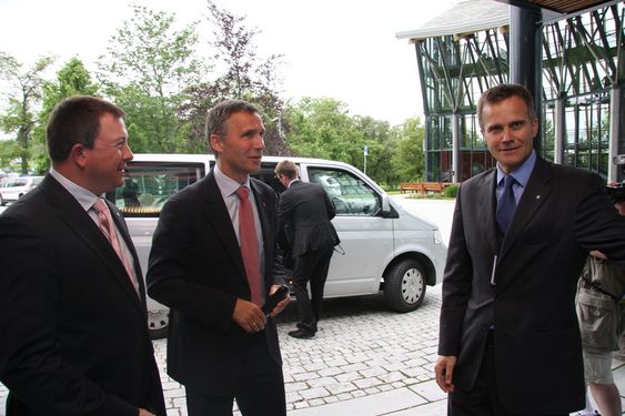 Fra venstre Karl Johnny Hersvik, Jens Stoltenberg og Helge Lund ved Statoils kontor i Trondheim.