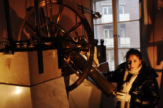 OPPTUR: Konservator Ingrid Louise Flathval fra Teknisk Museum, viser frem et av observatoriets instrumenter som hun har vært med på å restaurere.
