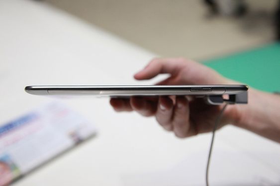 TYNN: Galaxy Tab 7.7 er både lett og slank.