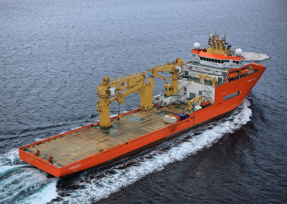 TUNGLØFT: Med en dekkskran på 400 tonn og over 2.000 m2 i dekksareal, er Normand Oceanic et stort og efektivt konstruksjonsskip.