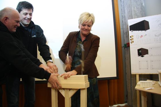 SLÅR FAST: Kunnskapsminister Kristin Halvorsen slår ned en spiker for å markere starten på et byggeprosjekt der elever ved Sogn Videregående Skole skal bygge en passivhusmodul.