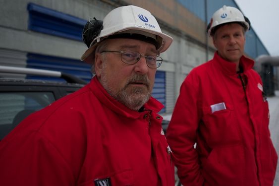 Spillvarme varmer de kommunale byggene i Sunndal.Kommunikasjonssjef Jon Kristian Schnell og Sveinung Hjetland i Hydro Aluminium