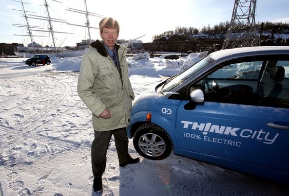 Tidligere teknologidirektør Egil Mollestad i Think i et mer optimistisk øyeblikk da elbilen nettopp var satt i produksjon i Finland. Think City skal fortsatt produseres her, men det blir uten Mollestad på laget.