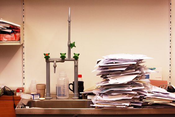 IKKE PAPIRLØs:  Papirhaugene på Dag Hessens kontor er mange. Ikke en gang vasken har klart seg unna en solid stabel.