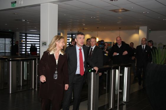 Statsminister Jens Stoltenberg på besøk hos FMC Technologies på Kongsberg sammen med Roar Flåthen den 11. februar 2011. Andre på bildene er Ann Christin Gjerdseth, FMC, og Ragnar Rud, FMC.