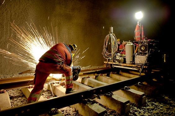 Jernbaneteksniske arbeider er i full gang i Bærumstunnelen. Her arbeider et sveiselag fra Baneservice med å sviese skinnene sammen som ble lagt ut i februar. Bærumstunnelen