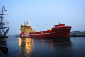 VISER VEI: Med batteripakke, brenselcelle og LNG-drift vil Viking Lady bli skikkelig hybrid. Her på vei inn til klimatoppmøtet i København i 2009.