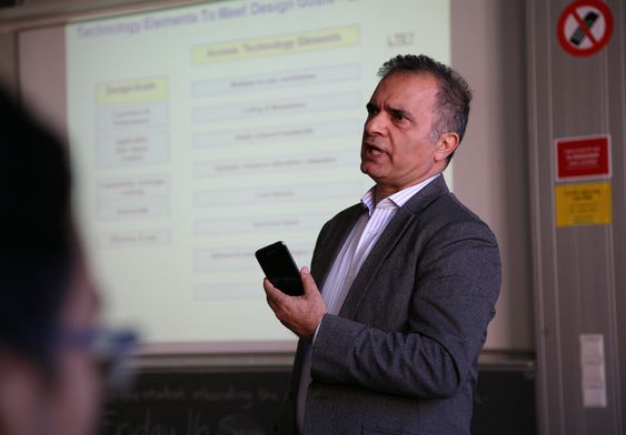 Javan Erfanian, direktør for "emerging technologies" i teleselskapet Bell Mobility i Canada.