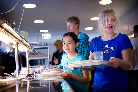 TENKER MILJØ: Finske skoler er opptatt av at elever skal trives. Skolene sørger blant annet for at elever får sunn og god mat i lunsjen. Tilgang på varm mat gjør at flere følger bedre med resten av skoledagen.