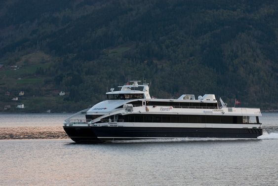 GOD PLASS: Hurtigbåten Fjordprins fra Brødrene Aa, på vei inn Sognefjorden på rute fra Bergen. Båten ble nylig forlenget og kan ta 300 passasjerer.