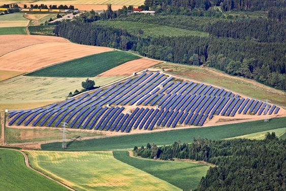 Luftbild vom Solarfeld bei Wölflkofen Scatecs solparker. Dette er Scatecs solparker. Dette er Ergolsbach på 5 MW i tyske Bayern.