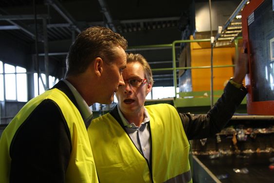 TYSK KONTROL: Titech-maskinen kan programmeres fra Tyskland der service-avdelingen til Titech sitter. Til venstre: Kjel Olav Maldum (Norsk Resirk) og Tom L. Eng, Titech.