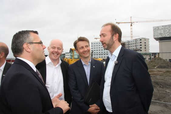 ENTUSIASME: Kyrre Olaf Johansen, Ole Gustavsen og Jørgen Rostrup i ivrig diskusjoln med næringsminister Trond Giske ved tomten der det nye plusshuset skal bygges.