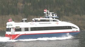 KARBON: Hurtigbåten Trondheimsfjord I og søsterskipet Trondheimsfjord II er bygget ved Brødrene Aa i Hyen i 2008. Båtene går i 32,5 knop og har plass til 130 passasjerer. Fra 2014 kan de erstattes av batteridrevne hurtigbåter.