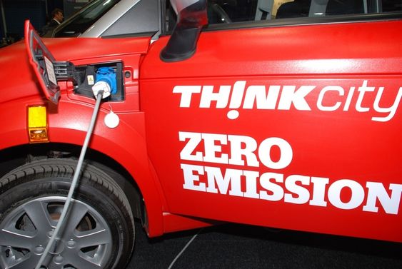 NULL UTSLIPP?: "Zero emmission" er et slagord som elbilprodusentene kan legge på hylla først som sist. Selv om strømmen kommer fra fornybare kilder, vil selve batteriet ha et solid CO2-fotavtrykk.