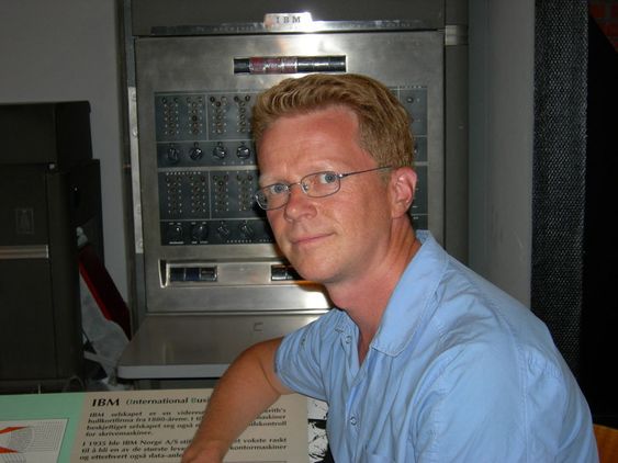 Dag Andreassen, konservator på Teknisk Museum. Her foran Norges første kommersielle elektroniske datamaskin, Emma (IBM 650), et av klenodiene i datautstillingen.