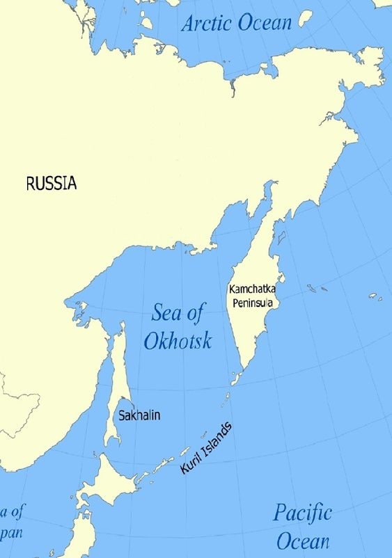 ARKTISKE FORHOLD: Riggen sank ca. 200 kilometer øst for Sakhalin. Øya ligger rett nord for Japan. Russland bygger ut oljelfet utenfor Sakhalin og enda lenger nord, ved byen Magadan, der riggen skal ha vært på oppdrag. Det er is 7-8 måneder av året i dette området. Riggen ble tauet av slepebåt og en isbryter.