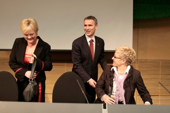 Kristin Halvorsen, Jens Stoltenberg og Liv Signe Navarsete under pressekonferansen der regjeringa la fram oppdateringen av forvaltningsplanen for Barentshavet - Lofoten fredag ettermiddag.