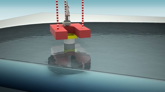 VINTERBORING: Kværner har forventninger til sitt nye konsept for borerigg i isutsatte strøk, Arctic Driller. Basert på kombinasjon betongu nderstell og jackup. Boredekk settes på monotårn. Oppjekkbare bein tas opp før isen legger seg.