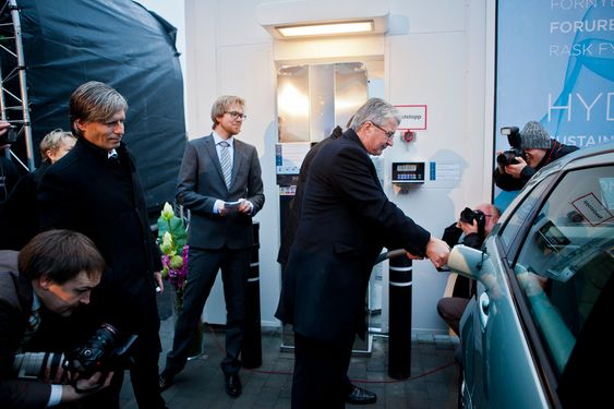 TIL PUMPENE: Osloordfører Fabian Stang var først til å fylle hydrogen på den nye fyllestasjonen på Gaustad mandag med miljø- og samferdselsbyråd Ola Elvestuen og Ole André Sivertsen som tilskuere.