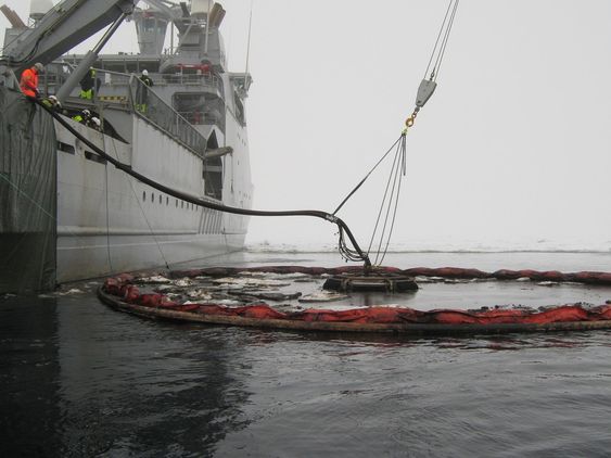 TESTER TO: En norsk og en dansk skimmer ble testet i isforholdene ved Svalbard. SINTEF hadde forslag til forbedringer.