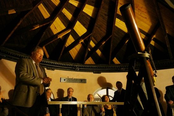 OPPDAGER: Sivilarkitekt Jens Treider fant et hemmelig rom i Observatoriet. Her står han i tårnet og forteller om taket som dan dreies og åpnes.