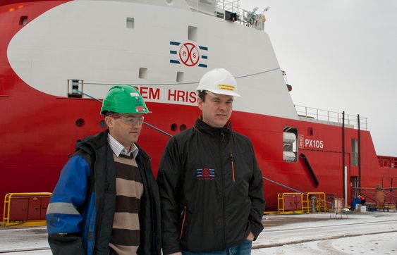 OVERTAKELSE:  Prosjektleder Ronny Dimmen fra Ulstein Verft (t.v.) overlot Rem Hrist til kaptein Ole Petter Nygjerde og Remøy Shipping 3. mars.