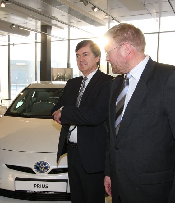 TESTER I NORGE: Toyota-sjefene Michel Gardel (t.v) og Lars-Erik Årøy.