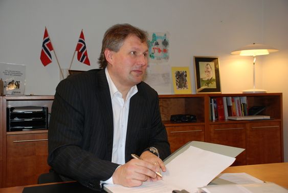 Olje- og energiminister Terje Riis-Johansen signerer en politisk erklæring om å delta i Nordsjøinitiativet 020210. Det innebærer at Norge vil samarbeide med ni EU-land om å bygge ut et forsterket elnett i Nordsjøen.